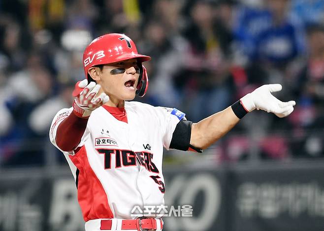 KIA 김도영이 광주-기아 챔피언스필드에서 열린 삼성과 2024 KBO 한국시리즈 5차전 5회말 2사 만루에서 밀어내기 볼넷을 고른 후 환호하고 있다. 광주 | 박진업 기자 upandup@sportsseoul.com