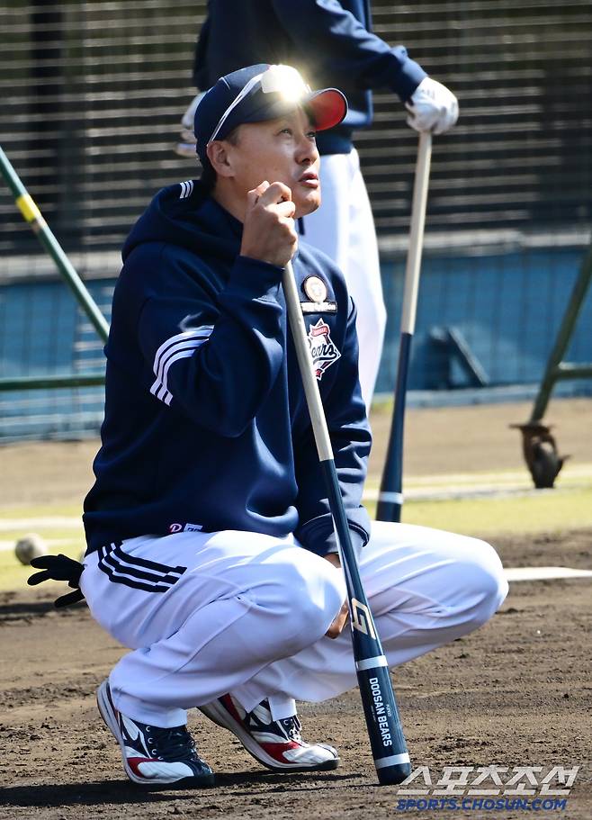 27일 일본 미야자키 아이비 스타디움에서 열린 두산 베어스와 소프트뱅크 호크스의 경기. 두산 이승엽 감독이 훈련을 지켜보고 있다. 미야자키(일본)=박재만 기자 pjm@sportschosun.com/2025.02.27/