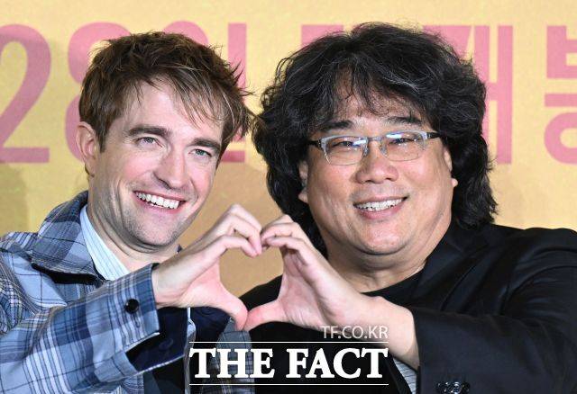 봉준호 감독(오른쪽)의 '미키 17'이 150만 관객 돌파를 향해 달려가고 있다. /이새롬 기자