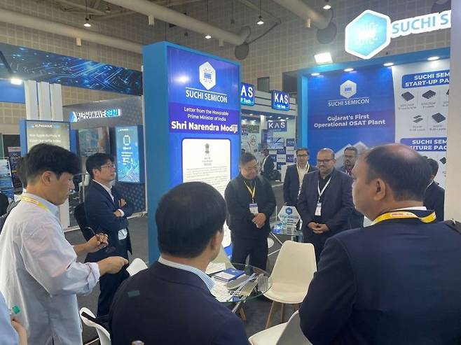 산업통상자원부와 코트라는 5~7일 인도 구자라트주 간디나가르에서 ‘인도 암다바드 반도체 글로벌 파트너링 사업’을 개최한다. 참가기업들이 바이어와 상담하고 있다. 사진=코트라 제공