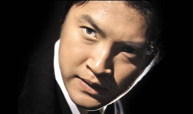 공중 부양 발차기로 결투에서 이긴 뒤 의기양양한 표정을 짓는 '야인시대' 주인공 '김두한'(배우 안재모). 격랑의 근대사 한복판을 살아낸 김두한의 인생사를 그렸다. 최근 넷플릭스에 '야인시대'를 비롯해 2000년대 인기 드라마들이 공개되며 복고 바람이 불고 있다. /SBS