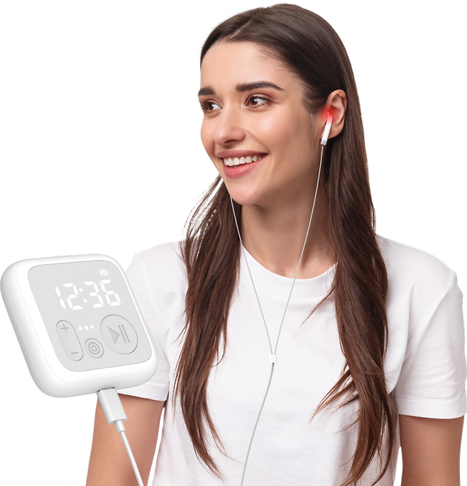 외이도염·중이염을 관리하는 데 도움이 되는 휴대용 광(光)조사기기 '이어냅' 착용 모습.