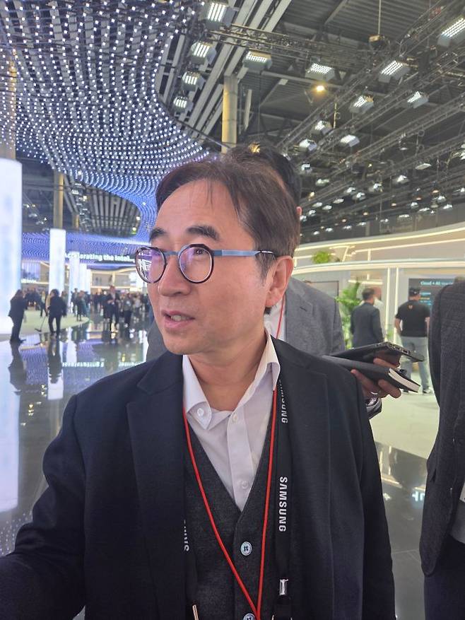 장덕현 삼성전기 사장이 5일(현지시간) MWC 2025 전시장을 찾은 모습.ⓒ임채현 기자