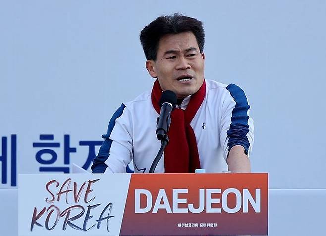 전한길씨가 지난 11일 충남 천안에서 열린 윤석열 대통령 탄핵 반대 집회에 참석해 발언하고 있다.ⓒ뉴시스