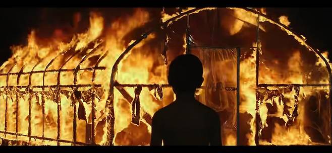 영화 ‘버닝’에서 어린 종수는 불타는 비닐하우스를 바라보며 두려움과 동시에 환희를 느낀다. 
CGV 아트하우스 제공