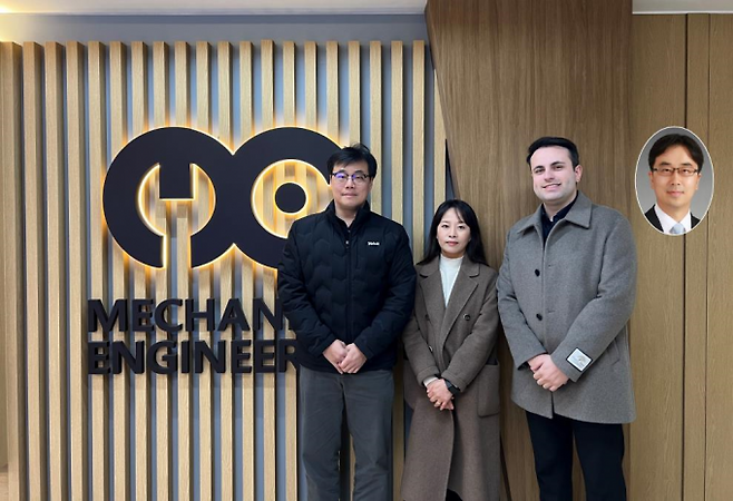 나무뿌리 모방해 높은 신축성을 확보한&nbsp;전자기판을 개발한 연구진. 왼쪽부터 KAIST 박인규 교수, 김혜진 연구원, 오스만 굴&nbsp;박사과정생, 김택수 교수. KAIST 제공