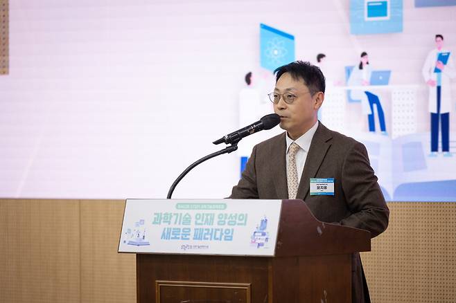 윤지웅 STEPI 원장이 개회사를 하고 있다.