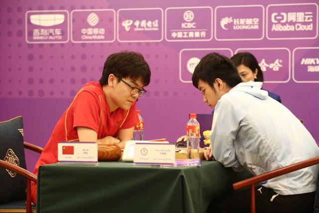 지난 2023년 9월 중국에서 개최된 ‘2022 항저우 아시안게임’ 바둑 남자 개인전 결승에서 대만 쉬하오훙(24·오른쪽) 9단이 중국 바둑의 간판스타인 커제(28) 9단과 대국을 벌이고 있다. 이 대회 4강전에서 전문가들의 예상을 깨고 세계 최강인 한국 신진서(25) 9단을 격파했던 쉬하오훙 9단은 커제 9단에게도 승리, 금메달을 차지했다. 한국기원 제공