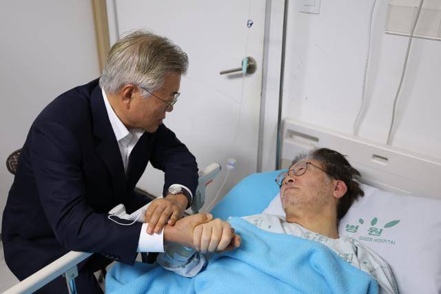 문재인 전 대통령이 지난 2023년 8월 서울 중랑구 녹색병원을 찾아 단식 투쟁을 하다 입원한 이재명 더불어민주당 대표를 위로하고 있다. 한국일보 자료사진