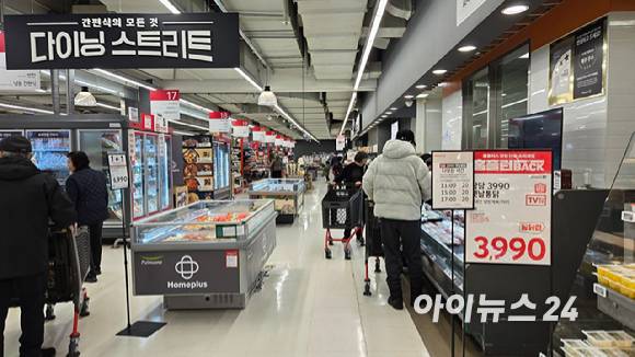 5일 서울 관악구 홈플러스 남현점에서 소비자들이 물건을 고르고 있다. [사진=진광찬 기자]