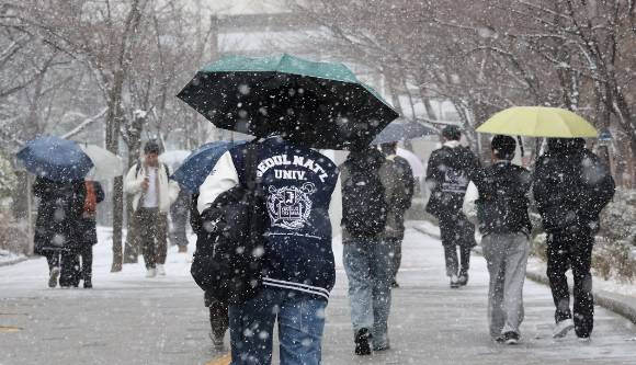 서울대에서 학생들이 눈을 맞으며 걸어가고 있다. [사진=연합뉴스]