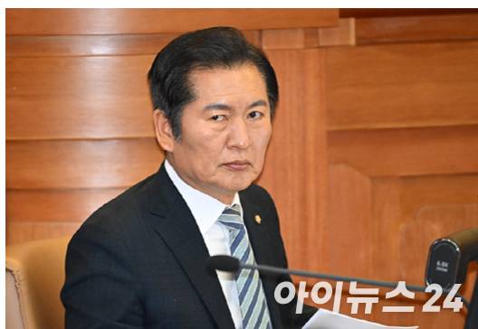 정청래 국회 법제사법위원회 위원장과 국회 측 대리인단 김이수 전 헌법재판소장 등이 지난달 25일 서울시 종로구 재동 헌법재판소 대심판정에서 열린 대통령 탄핵 심판 11차 변론에 참석해 있다. [사진=사진공동취재단]