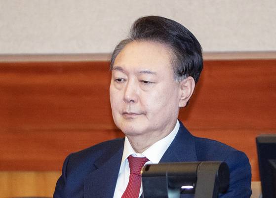 윤석열 대통령이 지난 2월 20일 서울 종로구 헌법재판소 대심판정에서 열린 윤석열 대통령의 탄핵 심판 10차 변론에 생각에 잠겨 있다. 사진 헌법재판소 공동취재단