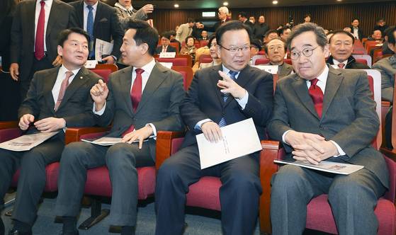 6일 오후 국회도서관 대강당에서 대한민국 헌정회와 민주화추진협의회가 공동으로 주최한 분권형 권력구조 개헌 대토론회가 열렸다. 안철수 국민의힘 의원, 오세훈 서울시장, 김부겸, 이낙연 전 총리(앞줄 왼쪽부터)가 대화하고 있다. 임현동 기자