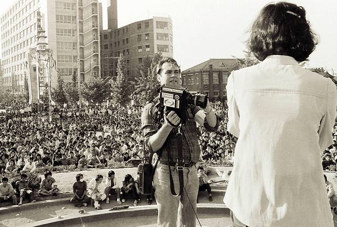 1980년 5·18 광주민주화운동 당시 전남도청 앞에서 열린 시민 집회를 취재 중인 위르겐 힌츠페터 기자의 모습. 힌츠페터는 5·18 당시 독일 제1공영방송 ARD-NDR의 일본 특파원으로 광주의 상황을 현장에서 취재해 가장 먼저 세계에 알렸다. /5·18기념재단