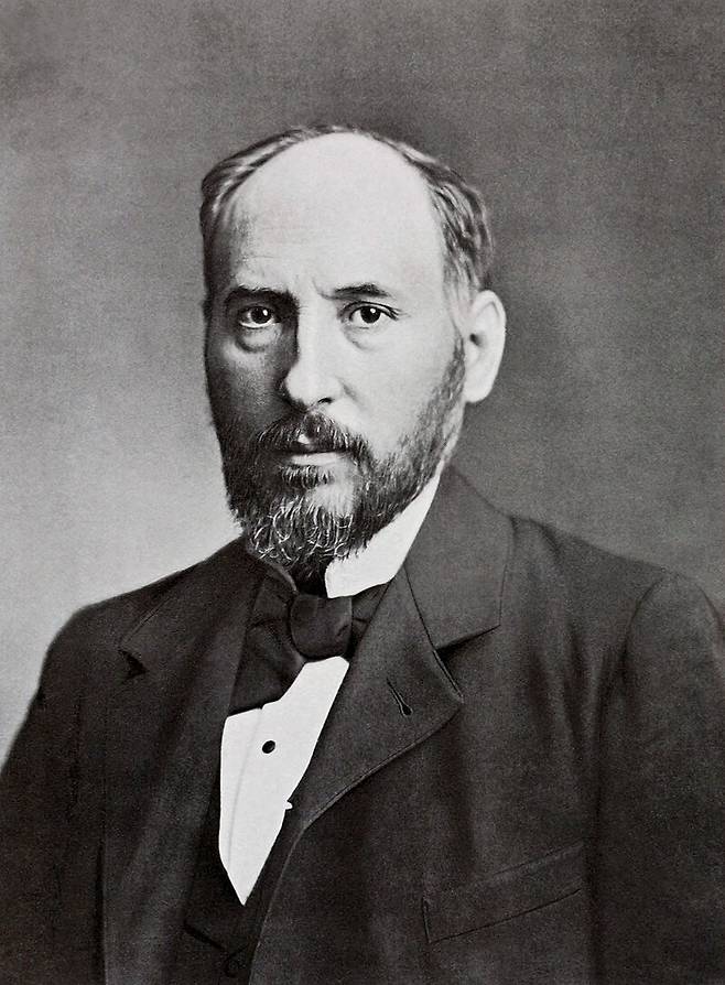 Spanish neuroscientist, pathologist and histologist specializing in neuroanatomy and the central nervous system Santiago Ramón y Cajal in 1899