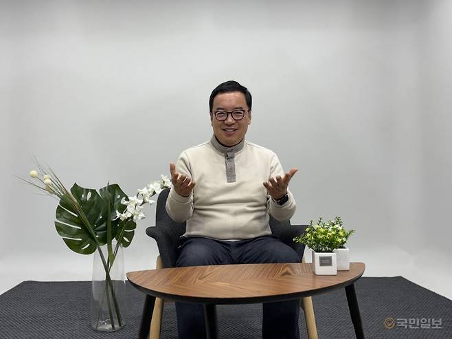 권준 목사가 지난 4일 서울 국민일보빌딩 스튜디오에서 콘퍼런스에 대해 소개하고 있다.