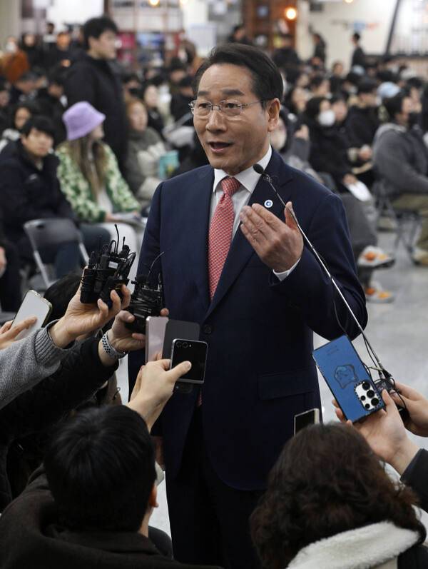 유정복 인천시장이 6일 인천 남동구 인천시청 중앙홀에서 ‘천원주택’에 대해 설명하고 있다. 조병석기자