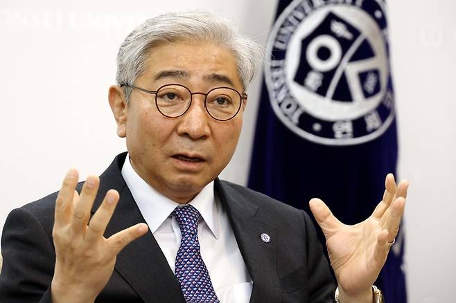 지난달 28일 윤동섭 연세대 총장이 서울 서대문구 연세대 본관 총장실에서 취임 1주년을 맞아 매일경제와 인터뷰하고 있다. [김호영 기자]