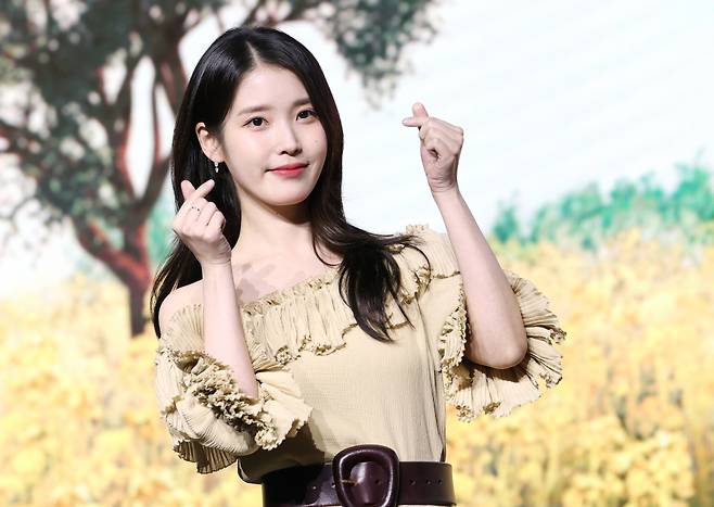 가수 겸 배우 아이유가 지난 5일 서울 영등포구 콘래드 서울 호텔에서 열린 넷플릭스 시리즈 '폭싹 속았수다' 제작발표회에서 포즈를 취하고 있다. /사진=뉴스1