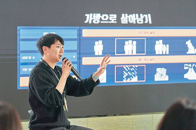 김정빈 카이스트 전산학부 학생이 3일 개강 워크숍에서 지난해 ‘테크포임팩트 캠퍼스’ 프로젝트를 설명하고 있다.   카카오 제공