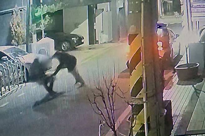 26일 오전 3시 10분께 광주광역시 동구 금남로 한 골목에서 출동 경찰관이 50대 남성이 휘두른 흉기에 찔려 쓰러지고 있다. 해당 경찰관은 남성을 제압하는 과정에서 총기를 사용했고, 실탄에 맞은 남성은 대학병원으로 이송됐으나 같은 날 오전 4시께 사망했다. [연합]