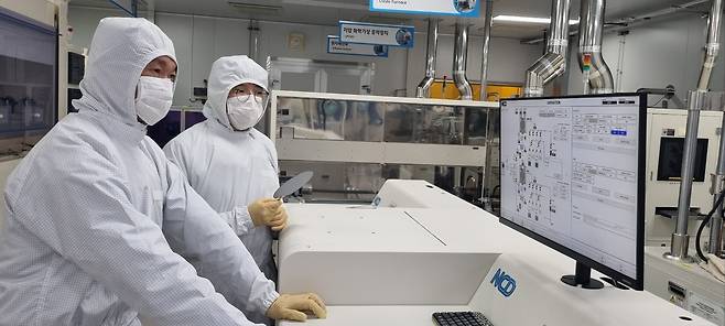 한국원자력연구원 연구진이 우주항공용 나노반도체 내방사화 기술 개발 연구를 수행하고 있다.[한국원자력연구원 제공]