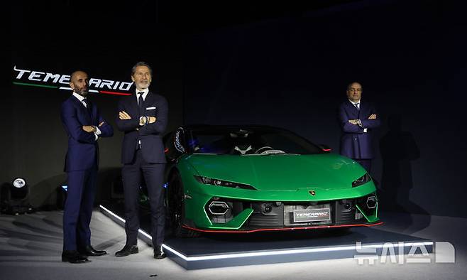 [서울=뉴시스] 김선웅 기자 = 스테판 윙켈만(왼쪽 두번째) 오토모빌리 람보르기니 회장 겸 CEO가 6일 서울 광진구 파이팩토리 스튜디오에서 열린 신형 플러그인 하이브리드 슈퍼 스포츠카 '테메라리오(Temerario)' 공개 행사에서 포토타임을 갖고 있다. 2025.03.06. mangusta@newsis.com