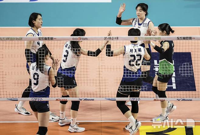 [인천=뉴시스] 정병혁 기자 = 6일 인천 부평구 인천삼산월드체육관에서 열린  프로배구 2024-2025 V리그 여자부 흥국생명 핑크스파이더스와 현대건설 힐스테이트 배구단의 경기, 현대건설 선수들이 공격에 성공한 뒤 기뻐하고 있다. 2025.03.06. jhope@newsis.com