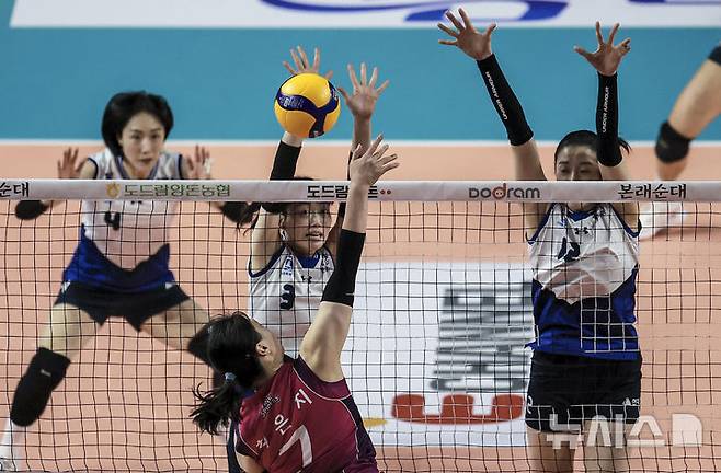 [인천=뉴시스] 정병혁 기자 = 6일 인천 부평구 인천삼산월드체육관에서 열린  프로배구 2024-2025 V리그 여자부 흥국생명 핑크스파이더스와 현대건설 힐스테이트 배구단의 경기, 현대건설 김다인과 이다현이 흥국생명의 최은지의 공격을 막고 있다. 2025.03.06. jhope@newsis.com
