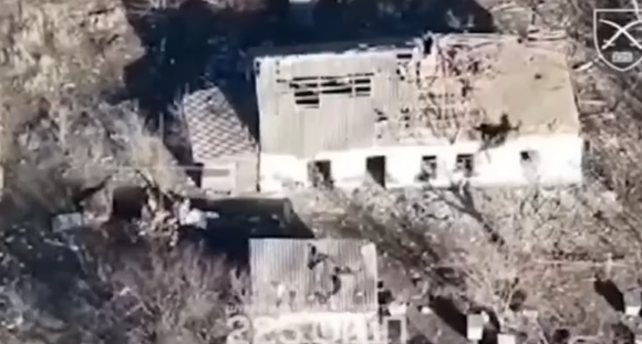 우크라이나 군인들이 수류탄 대신 벌집으로 러시아 병사들이 머무는 기지(사진)를 공격하는 모습이 공개됐다. 텔레그램 채널(@OSHP-225) 캡처