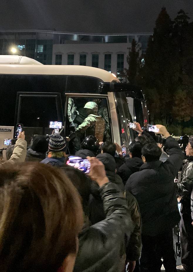 2024년 12월4일 새벽 시민들이 막아서자 계엄군이 버스에 다시 올라타는 모습. ⓒ황인경씨 제공