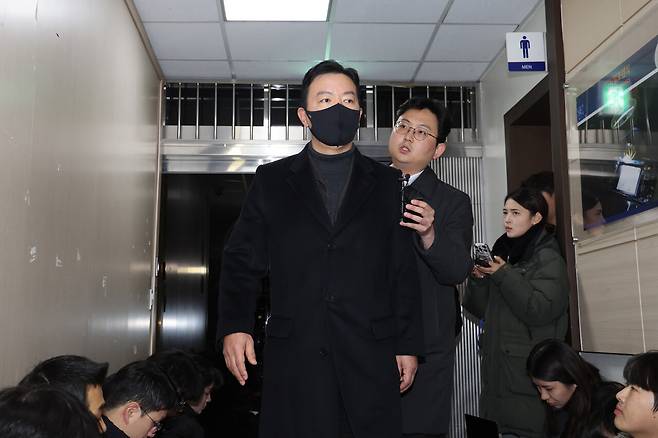 김성훈 대통령경호처 차장이 1월24일 오전 윤석열 대통령에 대한 체포영장 1차 집행을 저지한 혐의 조사를 위해 서울 서대문구 경찰청 국가수사본부 특별수사단에 출석하고 있다. ⓒ연합뉴스
