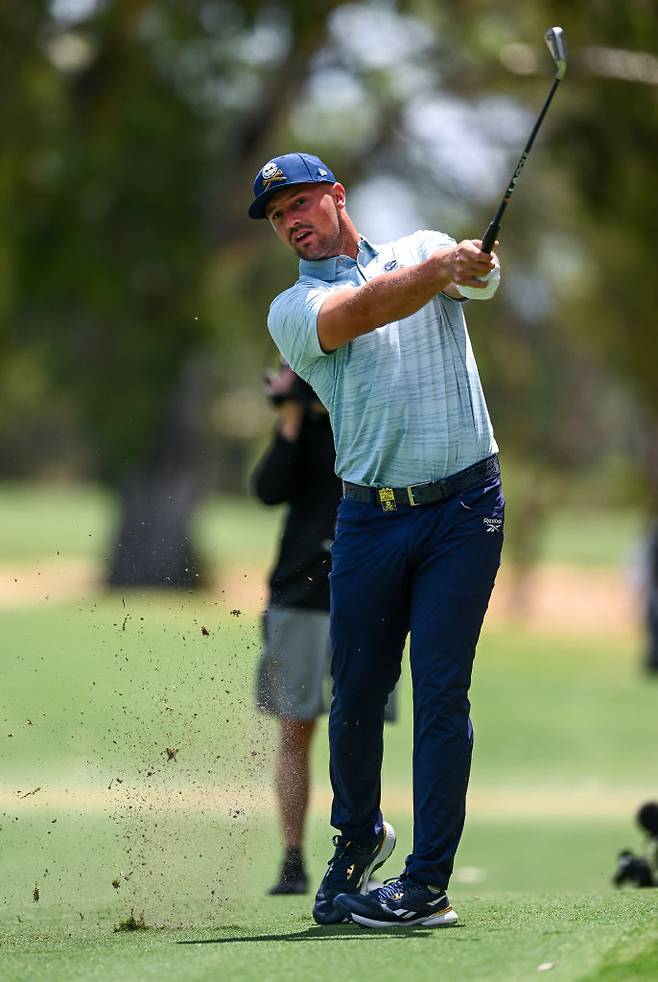 브라이슨 디섐보가 LIV 골프에 대한 애정을 재확인 했다. 지난달 호주 애들레이드에서 열린 LIV골프 애들레이드에서 샷을 하고 있는 디섐보. ｜게티이미지