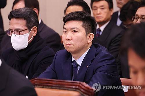 유승민 대한체육회장 회장은 5일 국회 본관 문화체육관광위원회 회의실에서 열린 문체부 전체 회의에 참석해 취임 인사를 했다. 이날 유 회장은 4선에 성공한 정몽규 대한축구협회장에 대해 문체부나 체육회 차원의 조처를 묻는 질의에 대해 이의 제기가 없으면 결격 사유가 없는 것으로 판단하고 인준을 해야하는 것이 규정이라고 밝혔다.  그러나 의원들이 문제를 제기하자 인준 보류에 대해 면밀히 검토하겠다고 말했다. 연합뉴스
