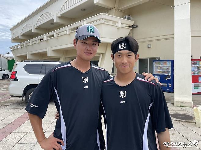 왼쪽부터 KT 위즈 윤준혁과 유준규. 일본 오키나와 스프링캠프 시상식에서 각각 수상에 성공한 뒤 기념촬영 중이다. 최원영 기자