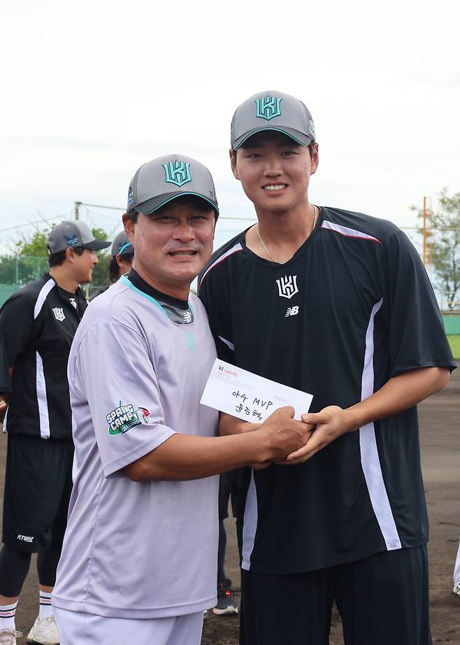 왼쪽부터 KT 위즈 이종범 주루 및 외야 코치와 내야수 윤준혁. 캠프 시상식에서 기념촬영 중이다. KT 위즈