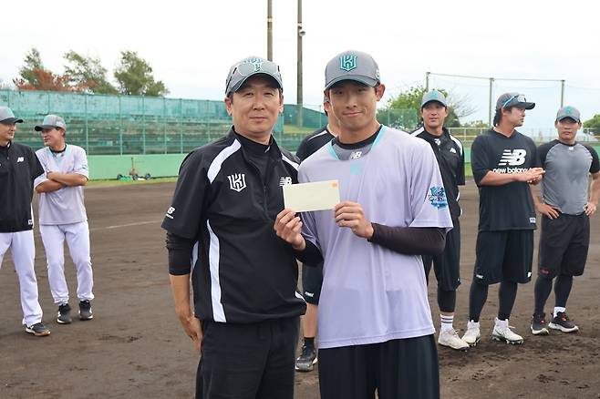 왼쪽부터 KT 위즈 나도현 단장과 유준규. 캠프 시상식에서 기념촬영 중이다. KT 위즈