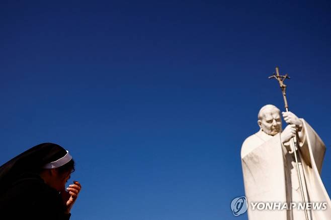 5일(현지시간) 제멜리 병원의 요한 바오로 2세 동상 앞에서 기도하는 수녀 [로이터 연합뉴스. 재판매 및 DB 금지]