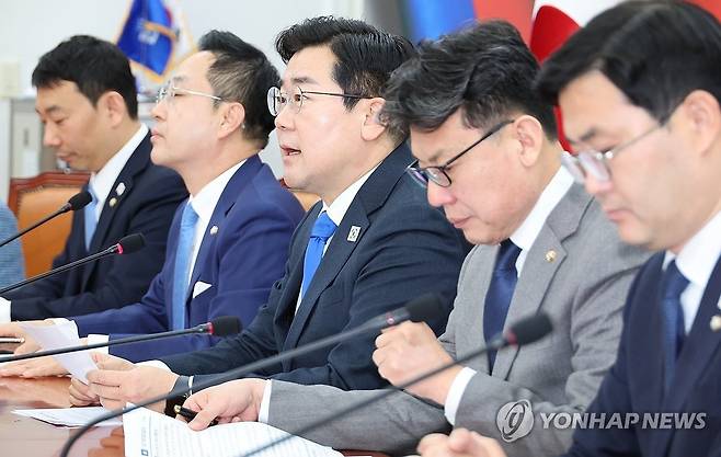 민주당 정책조정회의 (서울=연합뉴스) 김주성 기자 = 더불어민주당 박찬대 원내대표가 6일 서울 여의도 국회에서 열린 정책조정회의에서 발언하고 있다. 2025.3.6 utzza@yna.co.kr