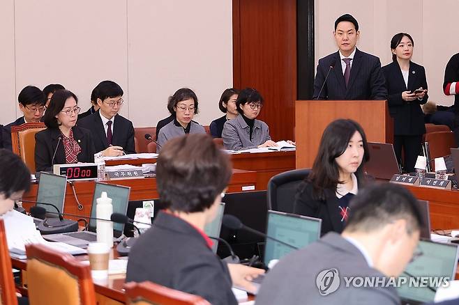 아이돌봄 지원법개정안 등 제안설명 하는 김한규 의원 (서울=연합뉴스) 김주성 기자 = 6일 국회 여성가족위원회 전체회의에서 더불어민주당 소속 김한규 법안심사소위원장이 아이돌봄 지원법 일부개정법률안 등 법안에 대한 제안설명을 하고 있다. 2025.3.6 utzza@yna.co.kr