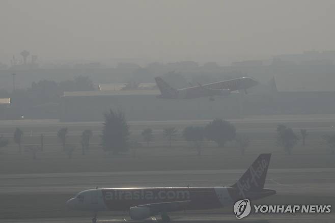 대기오염 악화된 방콕 돈므앙 공항 [AP 연합뉴스 자료사진. 재배포 및 판매 금지]