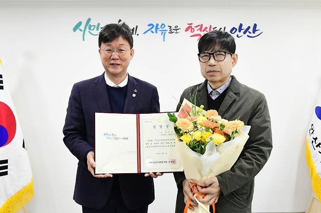 이민근 안산시장(왼쪽)과 이진수 안산미래연구원 초대 원장 [안산시 제공. 재판매 및 DB 금지]