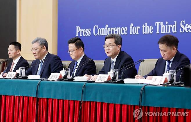 중국 양회 계기 경제장관 5인 합동 기자회견 [신화 연합뉴스 자료사진. 재판매 및 DB 금지]