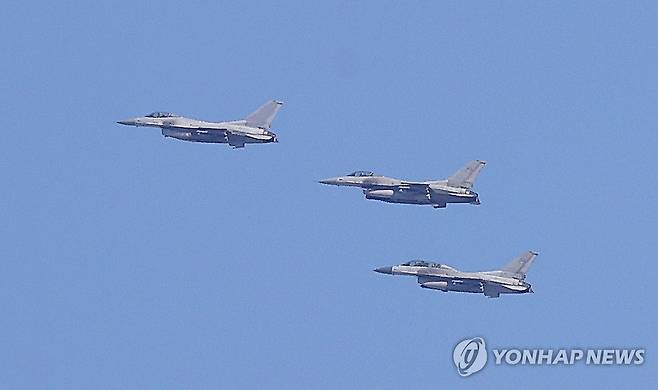 기동하는 KF-16 (서울=연합뉴스) 6일 경기 포천시 승진훈련장에서 열린 2025년 전반기 한미연합 수도기계화보병사단(수기사) 통합화력 실사격 훈련에서 KF-16이 기동하고 있다. 2025.3.6 [사진공동취재단] photo@yna.co.kr