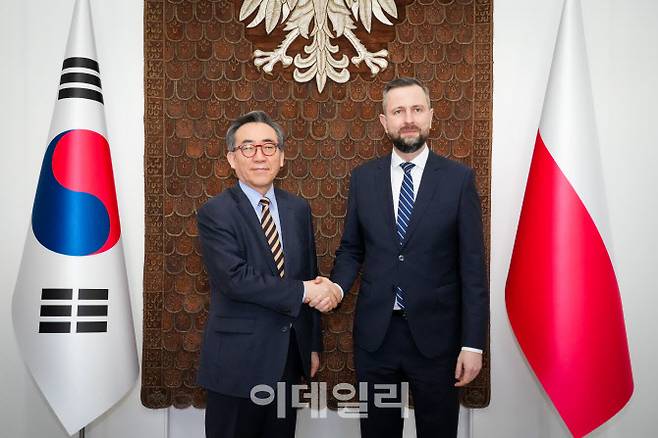 조태열 외교부 장관(왼쪽)이 6일(현지시간) 부아디스와프 코시니악-카미슈 폴란드 부총리 겸 국방장관과 회담 전 악수를 나누고 있다.[외교부 제공]