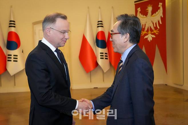 조태열 외교부 장관(오른쪽)이 6일(현지시간) 안제이 두다 폴란드 대통령과 만나 악수를 나누고 있다.[외교부 제공]