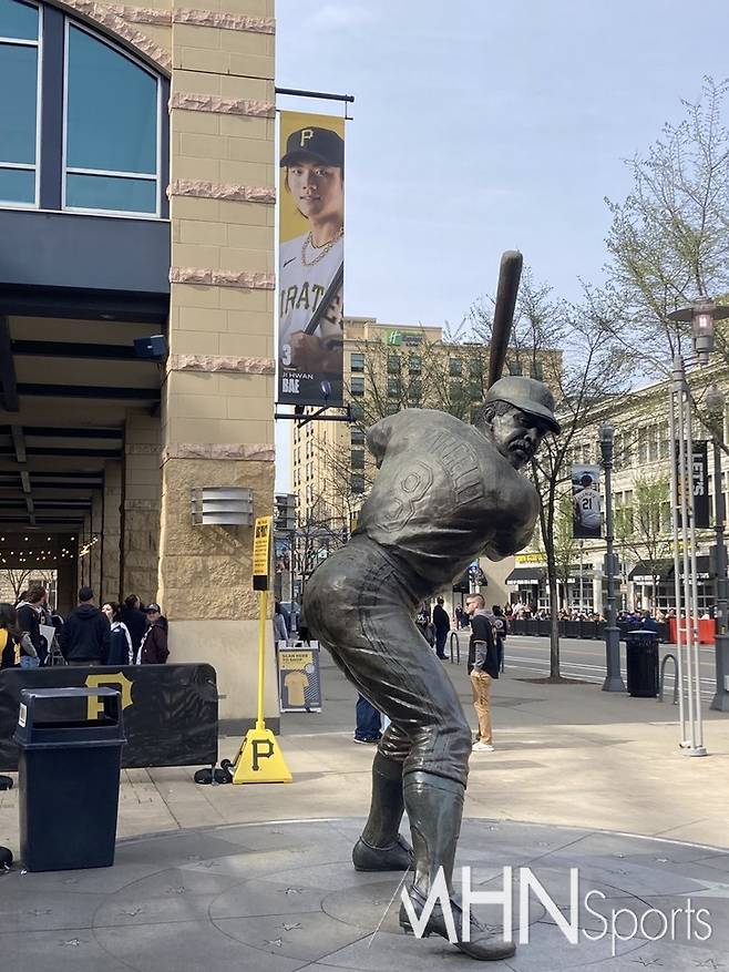 (피츠버그 홈구장 'PNC 파크' 외벽에 걸려있는 배지환 사진)