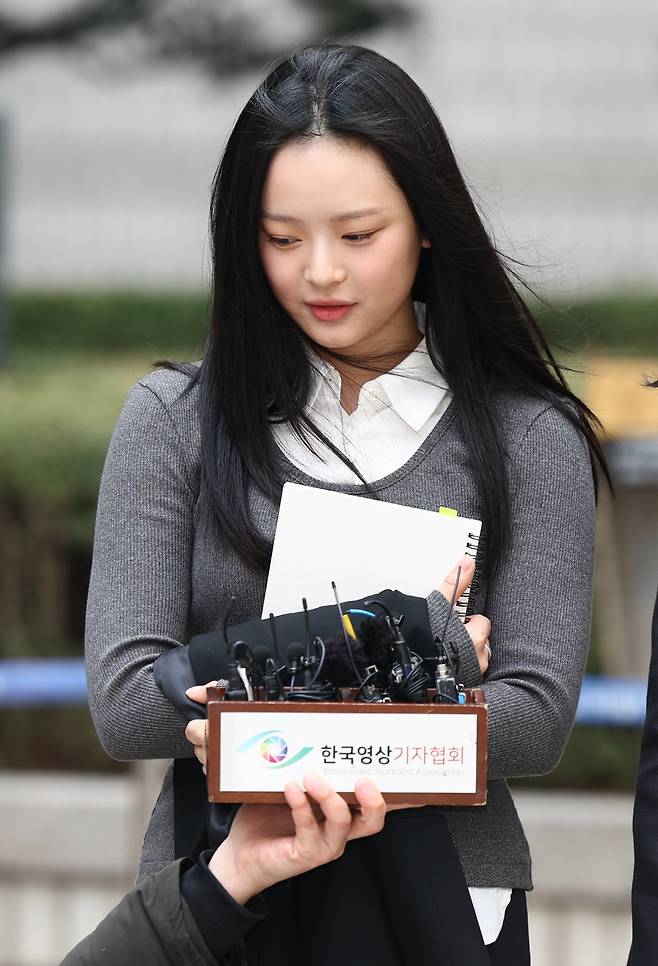 질문에 답하는 뉴진스(NJZ) 하니

 (서울=연합뉴스) 김인철 기자 = 걸그룹 뉴진스(NJZ)의 하니가 7일 서울 서초구 서울중앙지방법원에서 열린 '기획사 지위보전 및 광고계약 체결 등 금지' 가처분 신청의 심문기일을 마친 뒤 법원 청사를 나서며 취재진 질문에 답하고 있다. 2025.3.7

<저작권자(c) 연합뉴스, 무단 전재-재배포, AI 학습 및 활용 금지>