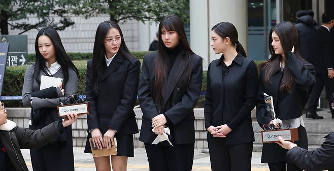 법정출석 마치고 질문에 답하는 뉴진스(NJZ)

(서울=연합뉴스) 김인철 기자 = 걸그룹 뉴진스(NJZ)가 7일 서울 서초구 서울중앙지방법원에서 열린 '기획사 지위보전 및 광고계약 체결 등 금지' 가처분 신청의 심문기일을 마친 뒤 법원 청사를 나서며 취재진 질문에 답하고 있다.

 왼쪽부터 하니, 민지, 혜인, 해린, 다니엘. 2025.3.7

 <저작권자(c) 연합뉴스, 무단 전재-재배포, AI 학습 및 활용 금지>